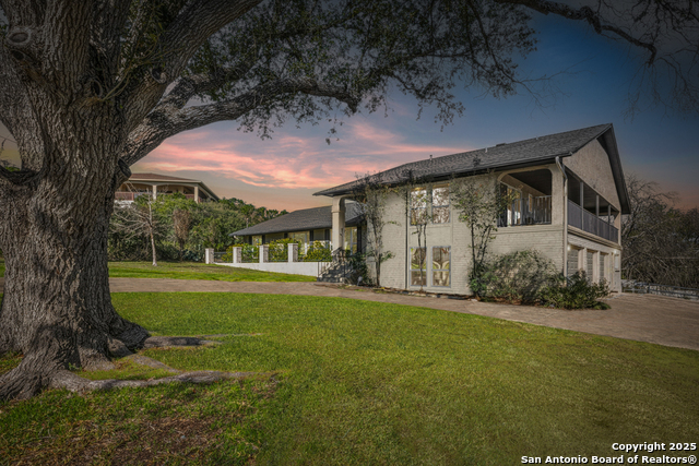 Image 36 of 38 For 21 Royal Crest