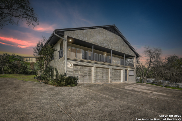 Image 37 of 38 For 21 Royal Crest