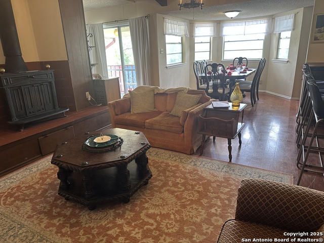 Image 7 of 39 For 322 Glenview