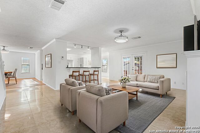 Listing photo id 5 for 15850 Marisa