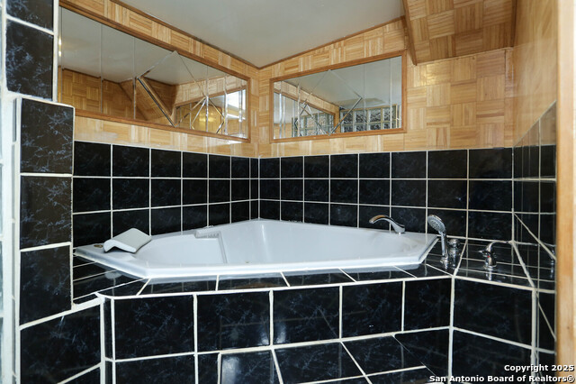 Listing photo id 8 for 772 Cresthill