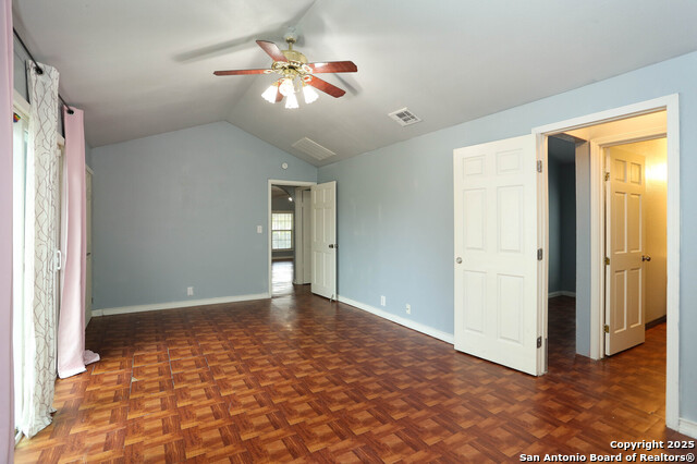 Listing photo id 9 for 772 Cresthill