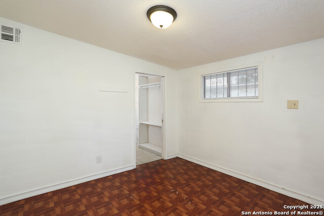 Listing photo id 11 for 772 Cresthill