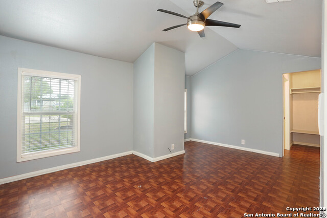 Listing photo id 13 for 772 Cresthill