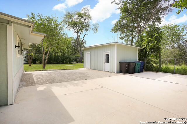 Listing photo id 17 for 772 Cresthill