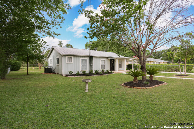 Listing photo id 0 for 772 Cresthill