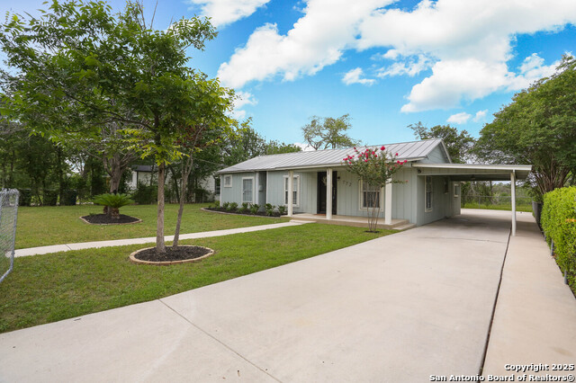 Listing photo id 1 for 772 Cresthill