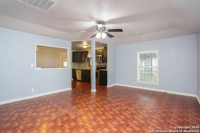 Listing photo id 3 for 772 Cresthill