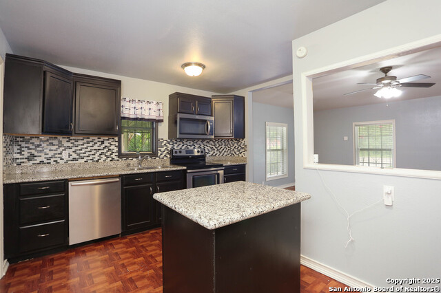 Listing photo id 4 for 772 Cresthill