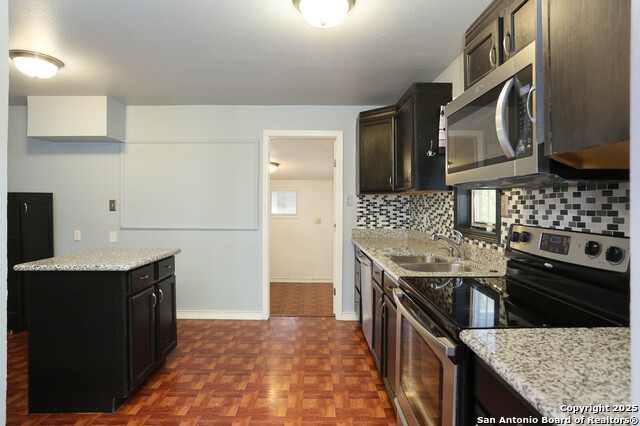 Listing photo id 6 for 772 Cresthill