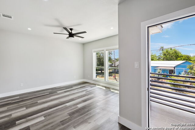 Image 33 of 40 For 803 Indiana