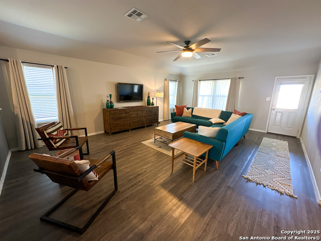 Listing photo id 8 for 5677 Cross Over