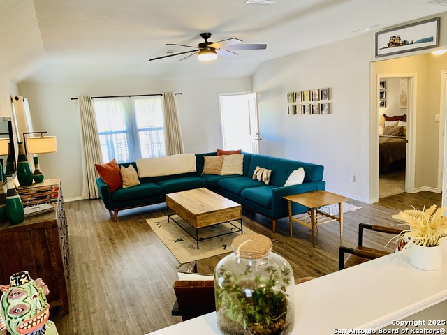 Listing photo id 9 for 5677 Cross Over