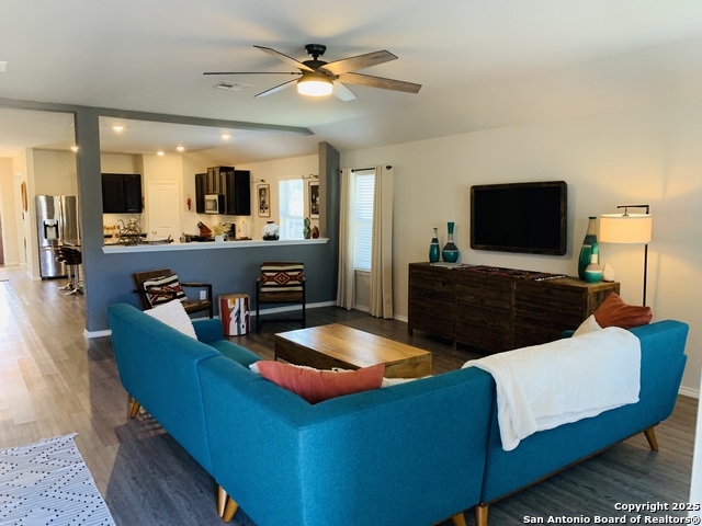 Listing photo id 10 for 5677 Cross Over