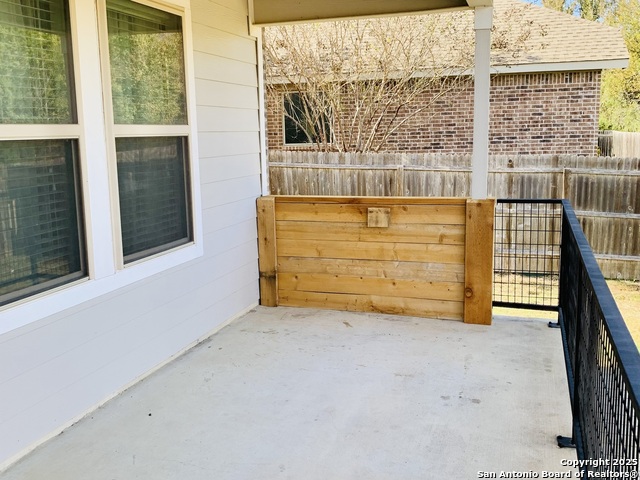 Listing photo id 22 for 5677 Cross Over