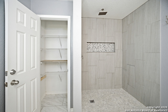 Image 13 of 21 For 5843 Providence Oak