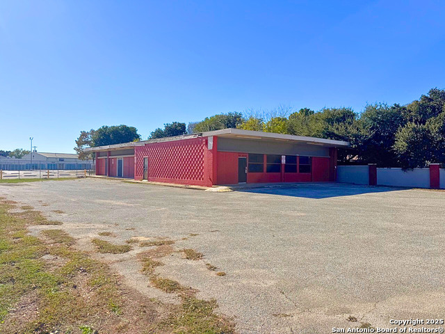 Listing photo id 2 for 2507 General Mcmullen Dr S