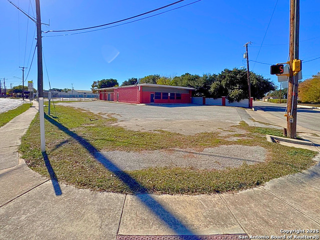 Listing photo id 3 for 2507 General Mcmullen Dr S