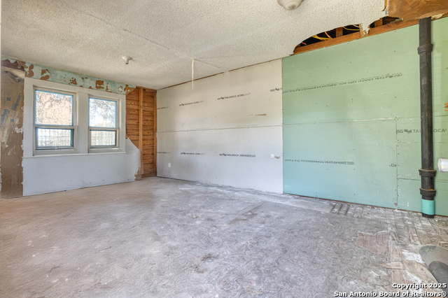 Image 16 of 25 For 806 Park St S