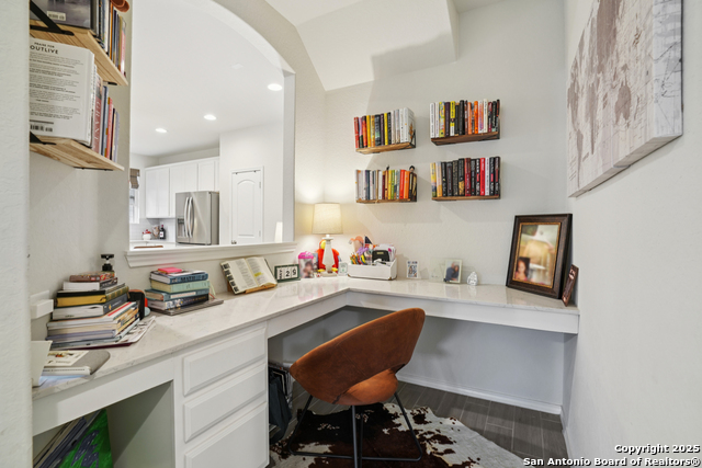 Listing photo id 20 for 9028 Curling Post