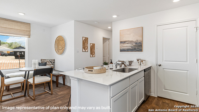 Listing photo id 9 for 2135 Zephyr Lily