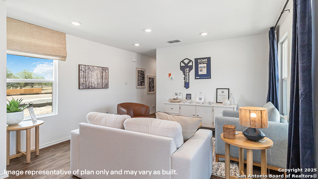 Listing photo id 3 for 2135 Zephyr Lily