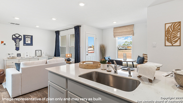 Listing photo id 4 for 2135 Zephyr Lily