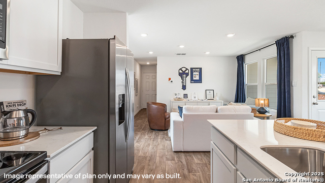 Listing photo id 7 for 2135 Zephyr Lily