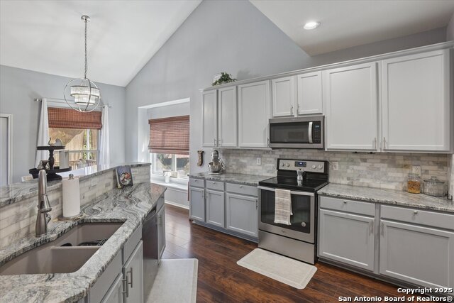 Image 14 of 35 For 15866 Redwoods Mnr