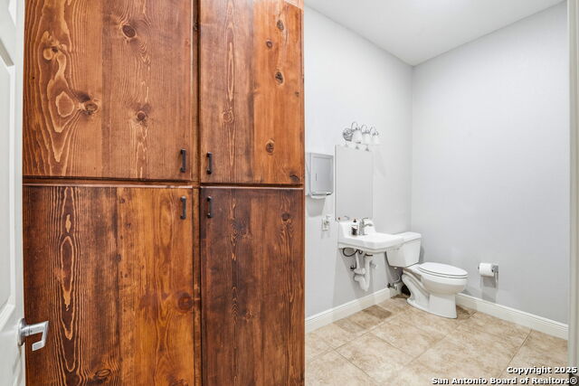 Image 42 of 46 For 15303 Huebner  3