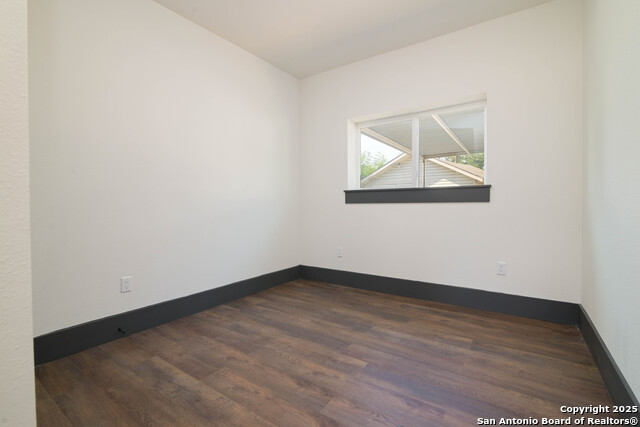 Image 19 of 28 For 207 Loretta Pl