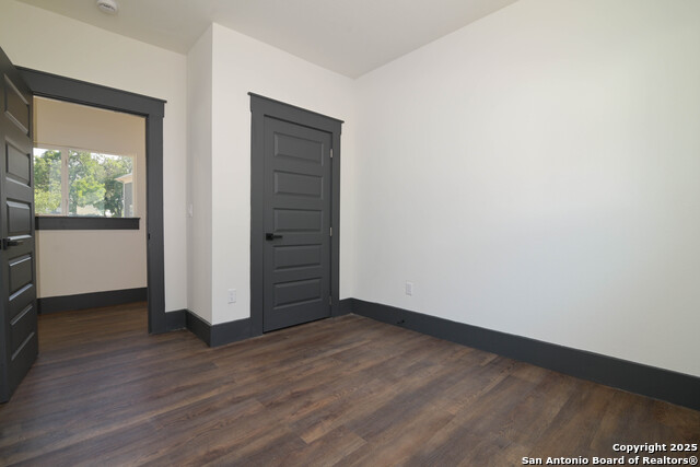 Image 20 of 28 For 207 Loretta Pl