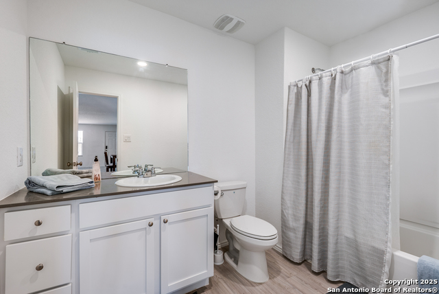 Listing photo id 13 for 8623 Astral Place