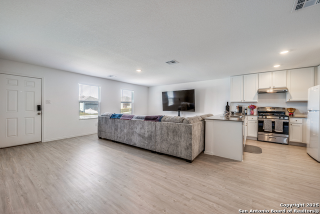 Listing photo id 1 for 8623 Astral Place