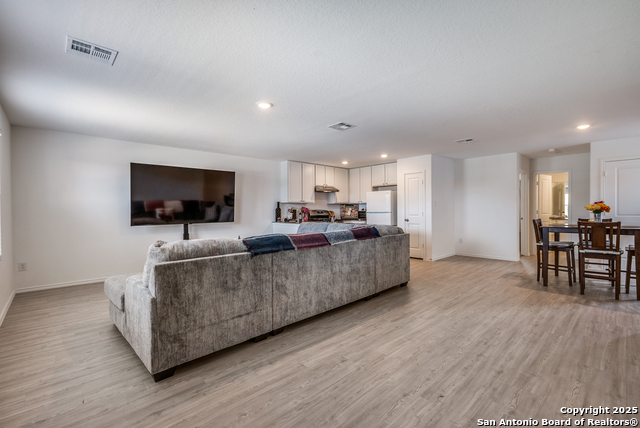 Listing photo id 4 for 8623 Astral Place