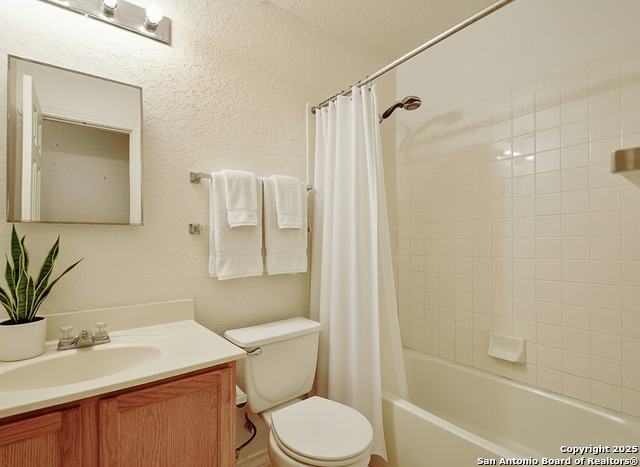 Image 20 of 26 For 5643 Lovett Oaks