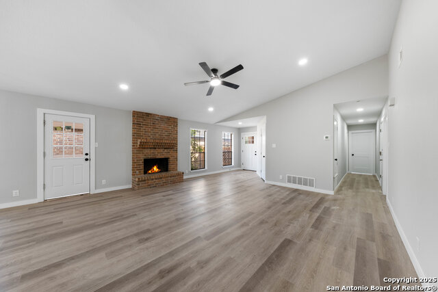 Image 5 of 37 For 109 Deerglen