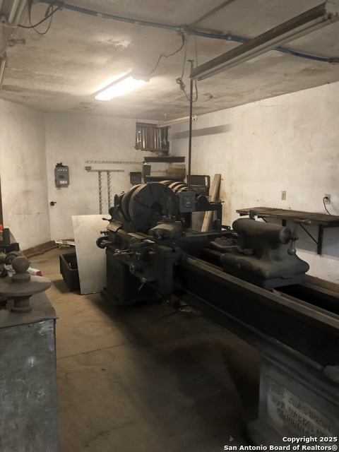 Image 18 of 40 For 300 W. Sinton