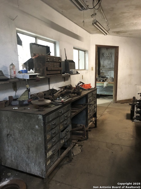 Image 21 of 40 For 300 W. Sinton