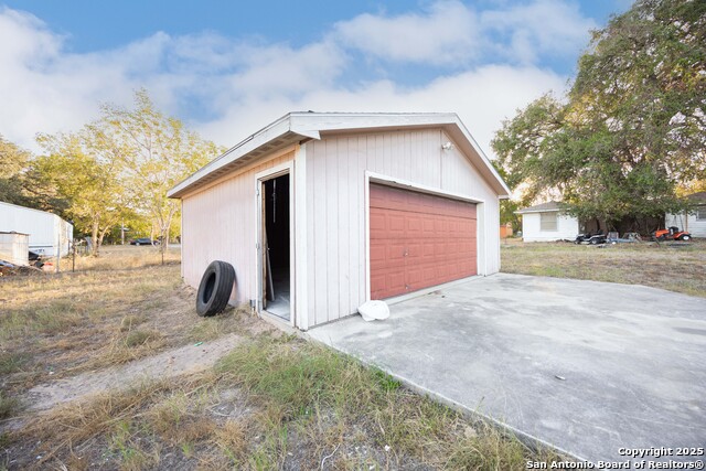 Image 18 of 25 For 808 Uvalde St