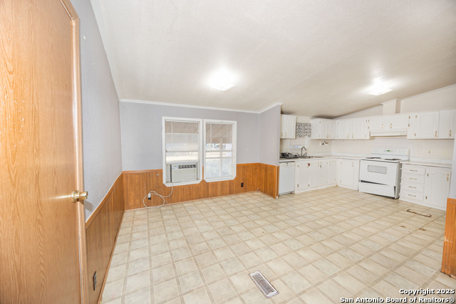 Image 8 of 25 For 808 Uvalde St