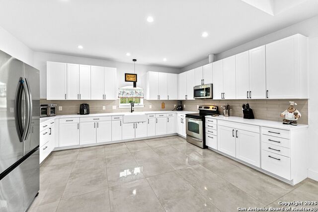 Listing photo id 9 for 7074 Newman Blvd