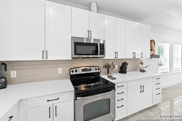 Listing photo id 11 for 7074 Newman Blvd