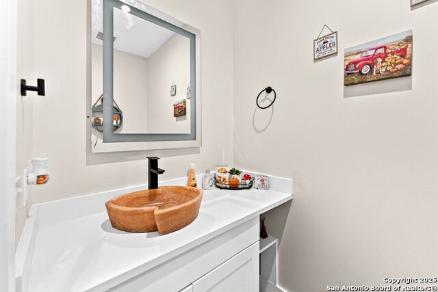 Listing photo id 14 for 7074 Newman Blvd