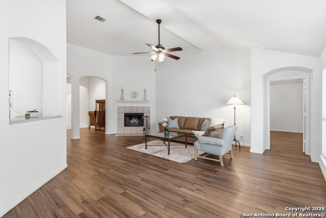 Listing photo id 4 for 2815 Wild Cherry