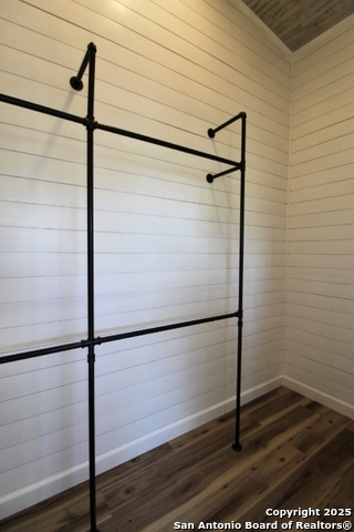 Image 20 of 39 For 403 Private Road 1523