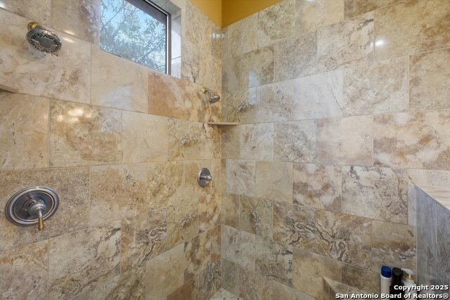 Listing photo id 17 for 702 Bluff Breeze