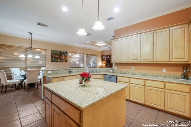 Listing photo id 5 for 702 Bluff Breeze