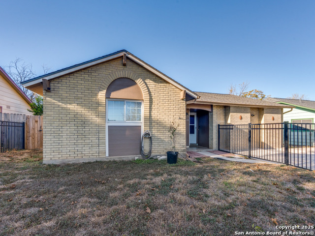 Image 4 of 23 For 7626 Meadow Lawn