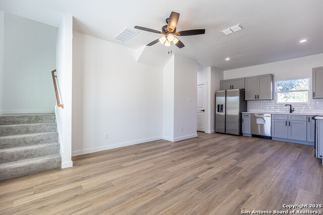 Image 4 of 25 For 327 Bee  201